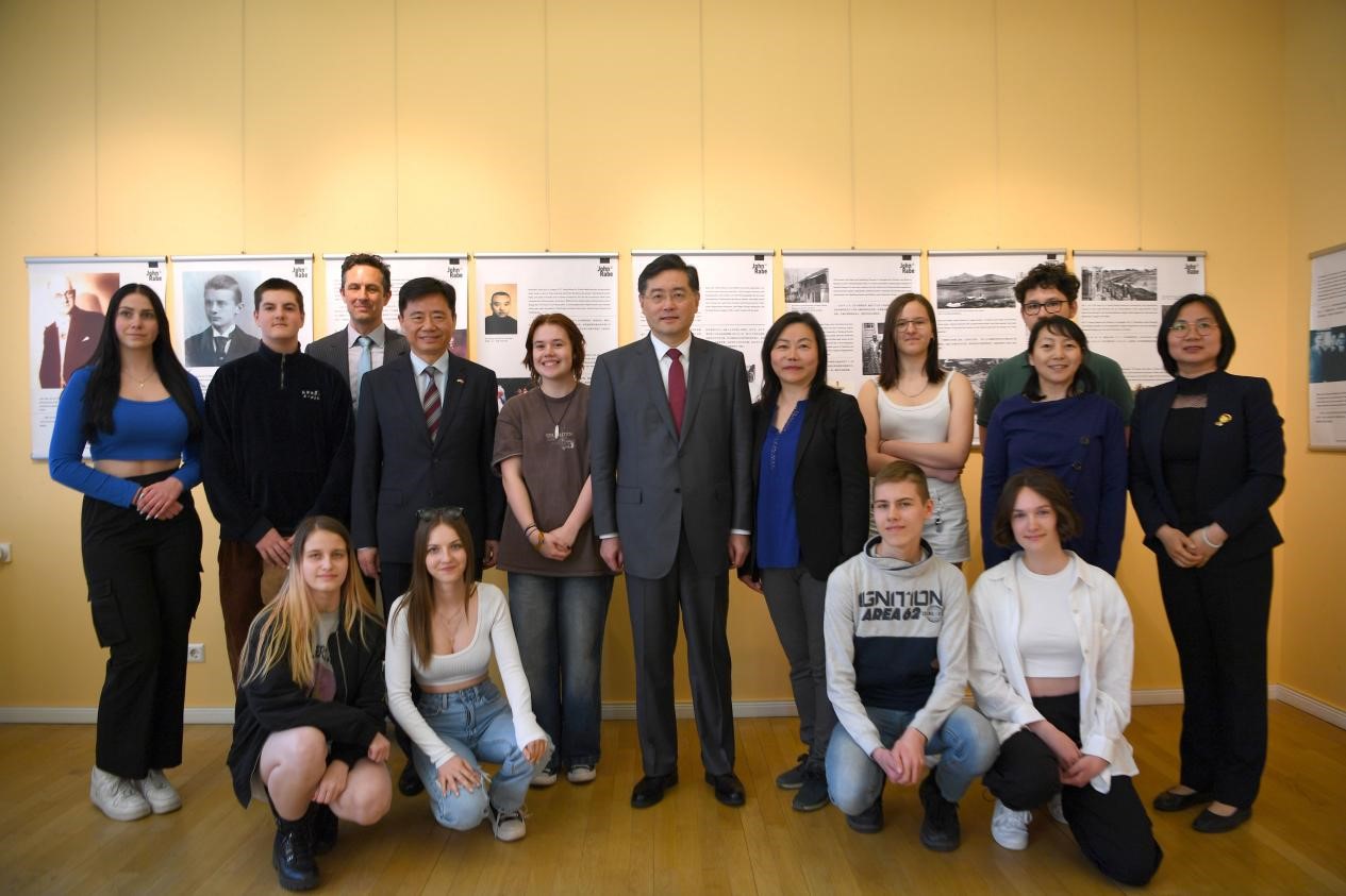 Gruppenbild mit Außenminister von China