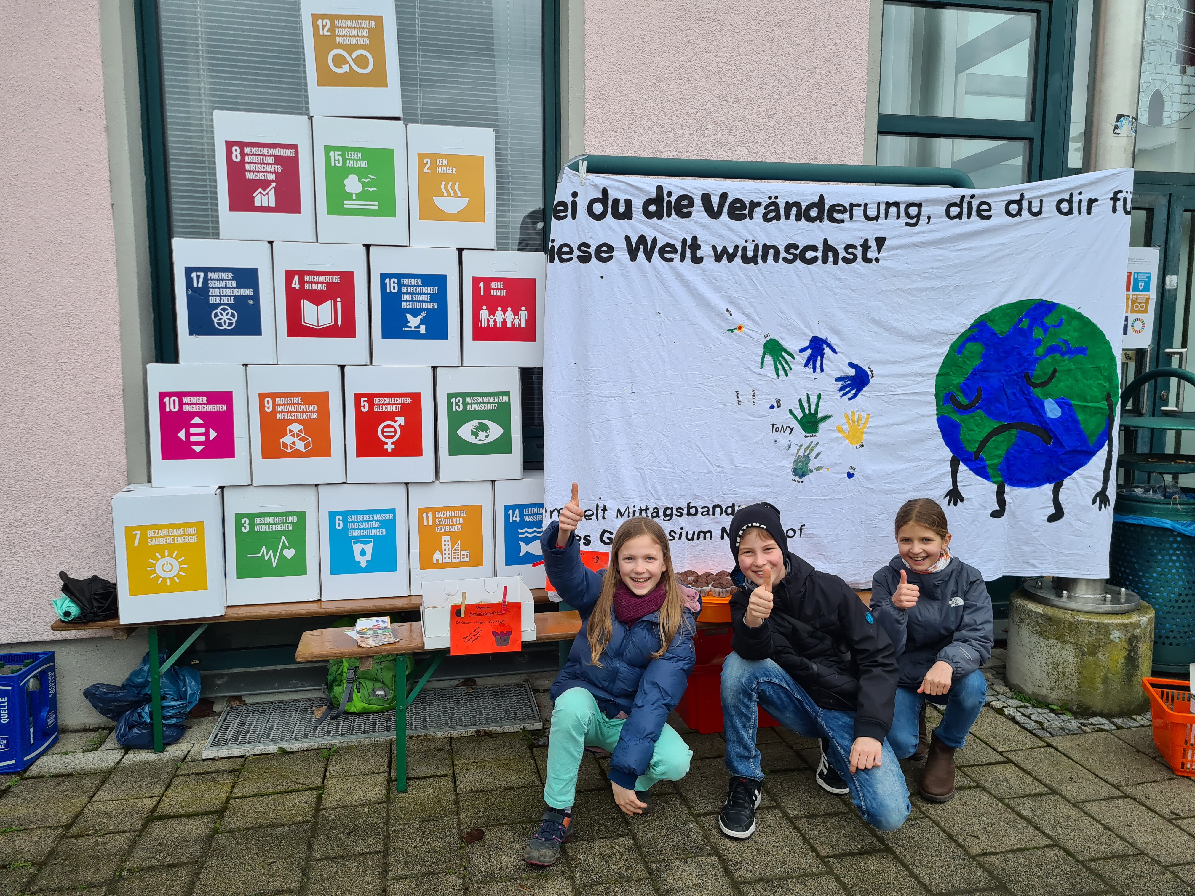 Schuelerteam auf dem Markt